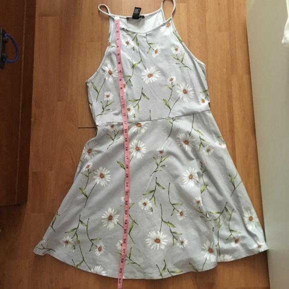 Pretty Grey Daisy Floral Halter Style Summer Dress - Picture 7 of 7